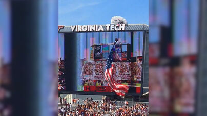 Paraquedista fica preso em placar durante jogo do Virginia Tech
