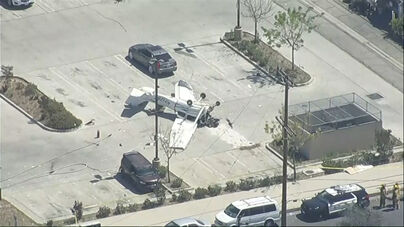 Avioneta despenha-se em parque de estacionamento em Los Angeles 
