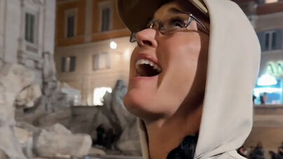 Katy Perry coloca cartão de crédito na Fontana di Trevi para pedir desejo 