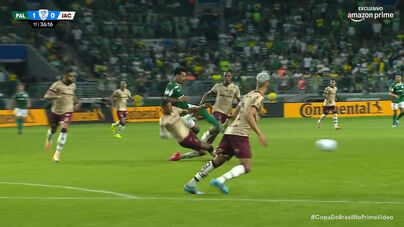 Jogador do Jacuipense viu vermelho por esta entrada frente ao Palmeiras e deixou relvado a fazer sinal de roubo