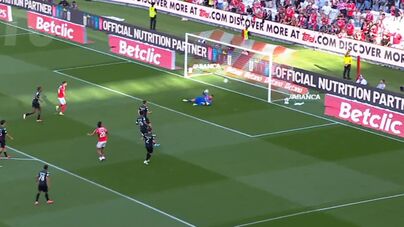 Depois de marcar, Barreiro assistiu Ríos para novo golo do Benfica: guarda-redes do Moreirense ficou mal na fotografia