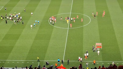 Lukebakio insatisfeito após ser substituído no Benfica-Moreirense: foi ainda o último a deixar o banco após o apito final