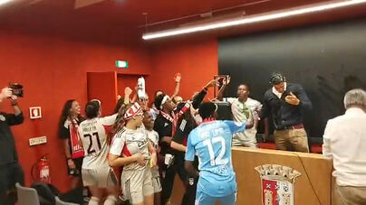 Banho da praxe: plantel do Benfica surpreende Ivan Baptista após conquista do hexacampeonato feminino