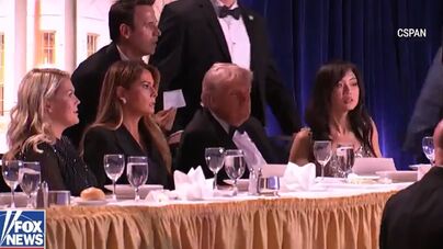 O momento em que Trump é retirado à pressa por agentes após atirador abrir fogo