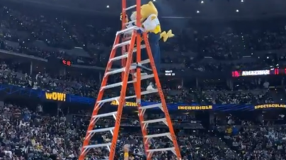 Mascote dos Nuggets faz lançamento de costas no topo de uma escada com 10 metros e o resto... é inacreditável