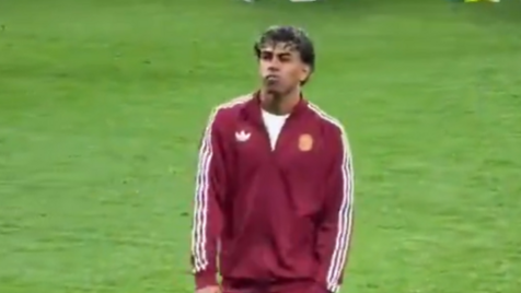 A tristeza na cara de Yamal à saída do relvado após jogo marcado por cânticos islamofóbicos