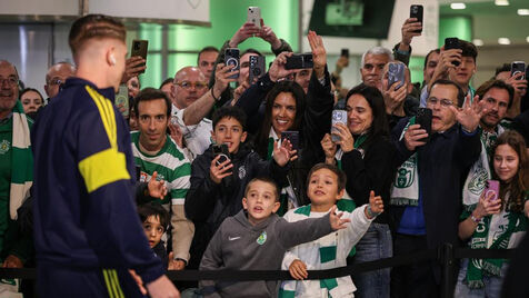 Gyökeres à chegada a Alvalade