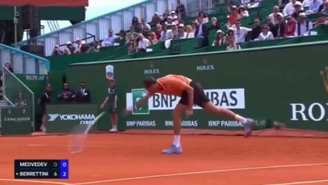 Medvedev de cabeça perdida: foi arrasado no Mónaco, destruiu raquete e público brindou-o com... "olés"