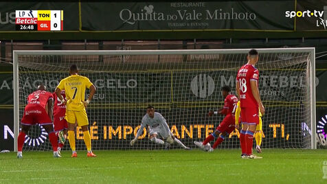 Murilo converteu penálti para o Gil Vicente, mas tocou duas vezes na bola e árbitro mandou repetir