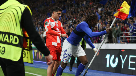 Caos no Estrasburgo-Mainz: jogador festeja com a bandeirola, instala-se a confusão e João Pinheiro mostra cartões