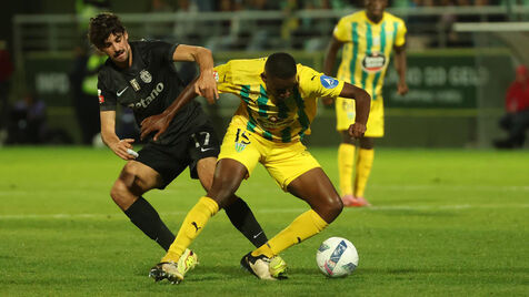 Trincão e Sithole em ação durante o Tondela-Sporting da 1.ª volta
