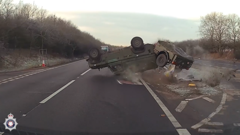 Imagens mostram jipe militar a capotar após manobra perigosa no Reino Unido 