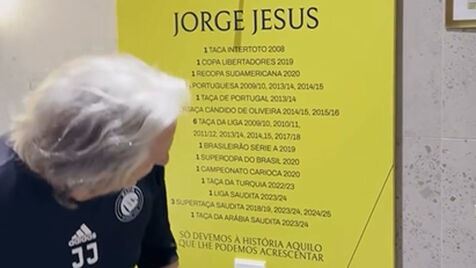 Jorge Jesus surpreendido com novo... "armário"
