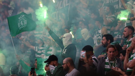 Claques de Benfica e Sporting fizeram a festa no dérbi com coro de tochas em Alvalade