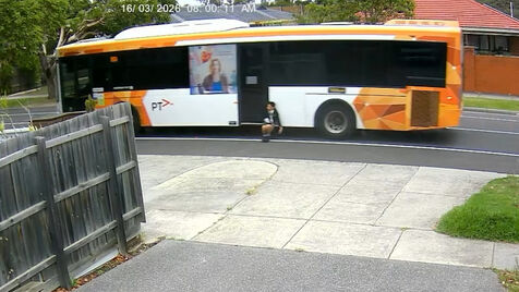 Menino de 12 anos fica preso na porta de autocarro e acaba arrastado no meio do trânsito na Austrália