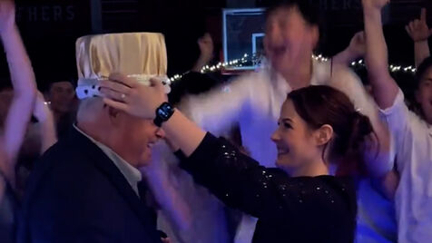 Depois do ato heróico, diretor de escola nos EUA é eleito rei do baile de finalistas