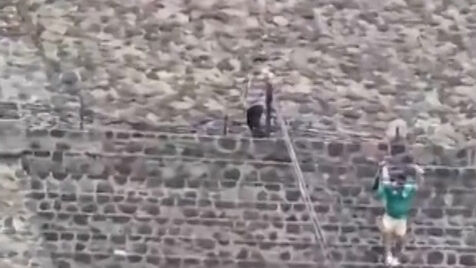 O momento em que homem armado dispara contra turistas nas pirâmides de Teotihuacán no México 