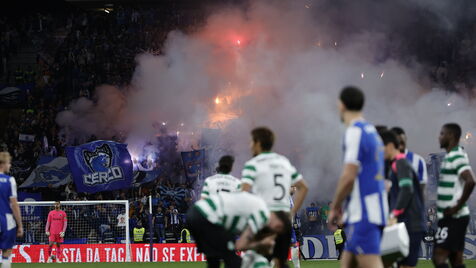 'Show' pirotécnico dos Super Dragões motivou pedidos de Farioli: as imagens do momento