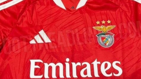 Footy Headlines divulgou imagens daquela que pode ser a camisola do Benfica para 26/27