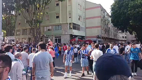 Onda azul invade a Reboleira: adeptos do FC Porto em festa antes do jogo com o E. Amadora