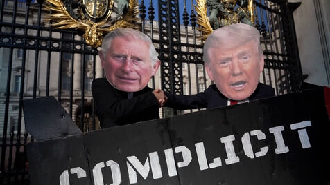 Manifestantes colocam máscaras de Carlos III e Trump para criticar ida do monarca britânico a Washington