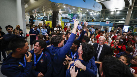 Seleção Nacional de sub-20 recebida em festa após conquistar o Europeu de futebol de praia