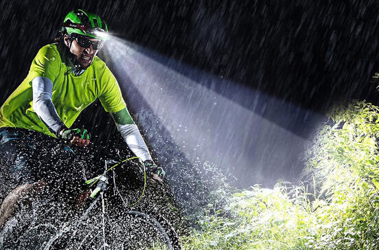 Vontade de correr ou andar de bicicleta à noite? Esta lanterna frontal ajuda-o a estar mais seguro