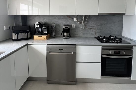 Cozinha equipada com eletrodomésticos modernos e design minimalista