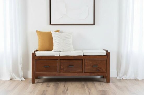 Banco de madeira maciça de mindi com arrumação e almofadas