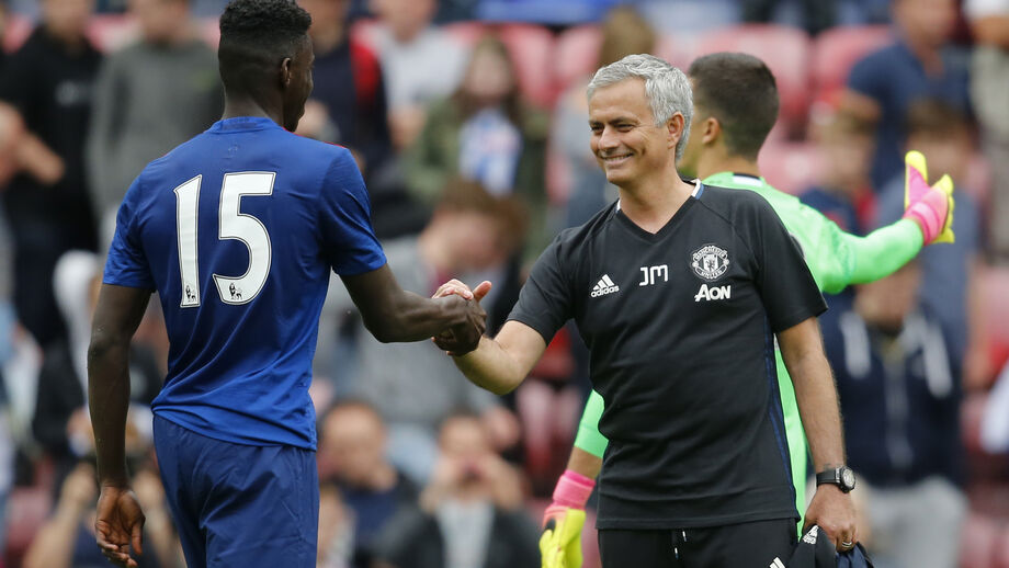 Mourinho cumprimenta Tuanzebe
