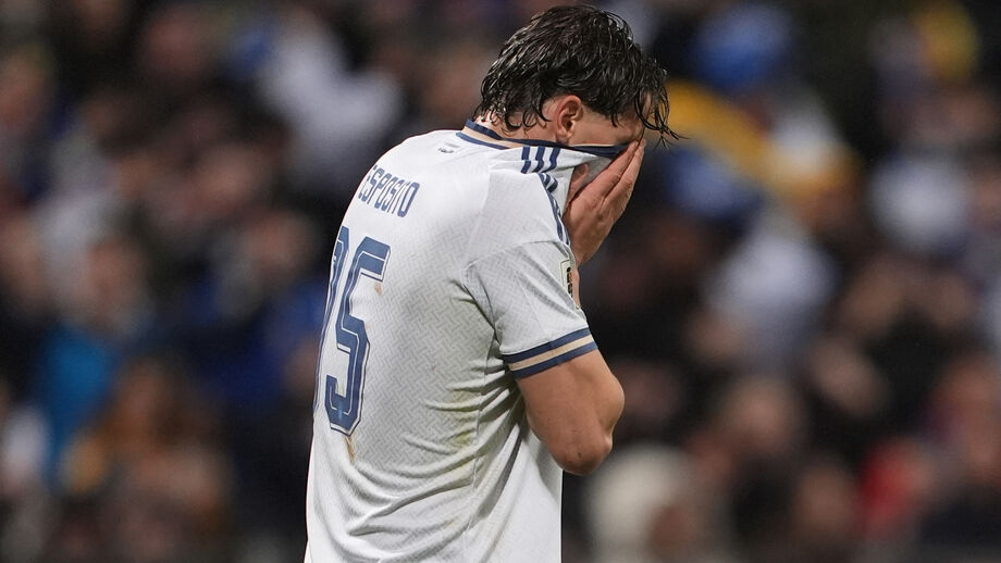 Pio Esposito esconde a cara após a eliminação no playoff