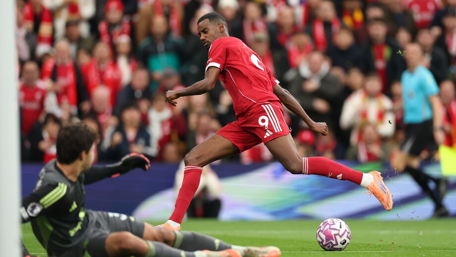 Isak remata para a baliza num jogo de futebol