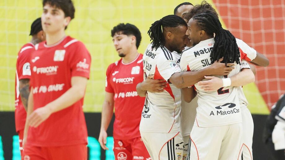 Benfica entra forte e vence em Caxinas no regresso ao campeonato