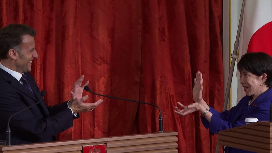 Presidente francês e primeira-ministra japonesa protagonizaram um curioso momento