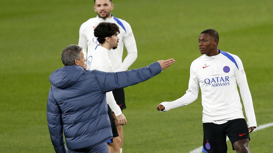 Luis Enrique e Nuno Mendes durante treino