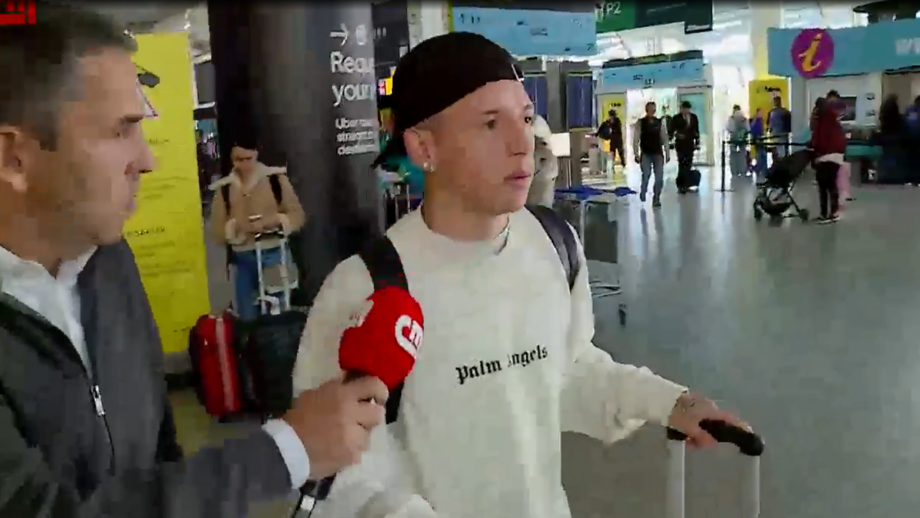 Extremo do Benfica falou ao microfone da CMTV à chegada ao Aeroporto de Lisboa