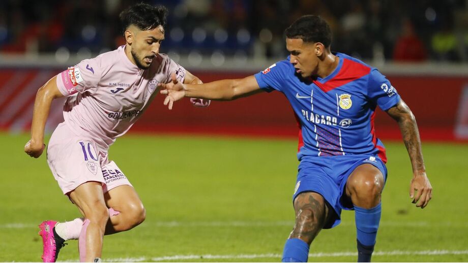 Kaiky Naves tenta travar Luís Esteves, médio do GIl Vicente