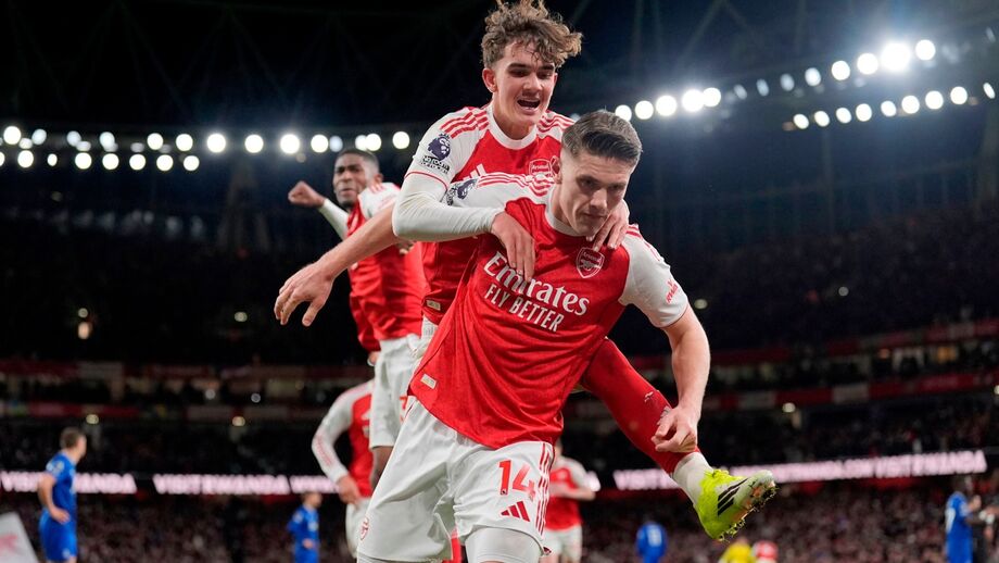 Dowman, jovem talento do Arsenal, às costas de Gyökeres