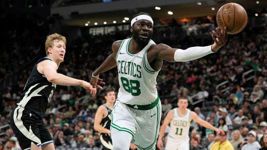 Neemias em bom plano frente aos Milwaukee Bucks