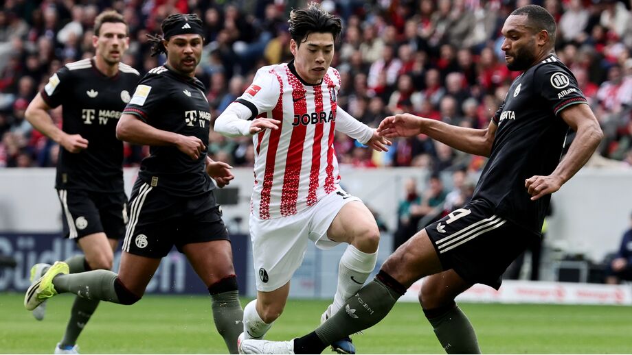 Yuito Suzuki e Jonathan Tah no Friburgo-Bayern Munique