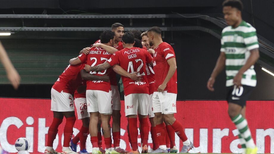 Equipa do Santa Clara unida