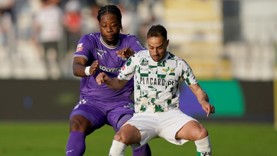 Kiko Bondoso disputa uma bola com Arrey-Mbi durante o Moreirense-Sp. Braga