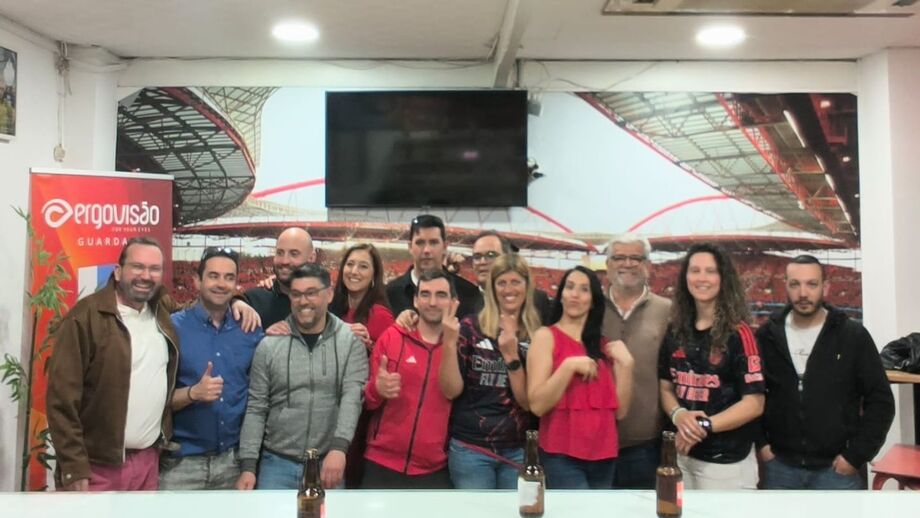 Benitez é o terceiro a contar da direita