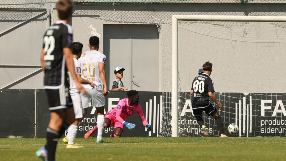 Guardião Momo Mbaye facilitou e Tiago Ventura não perdoou