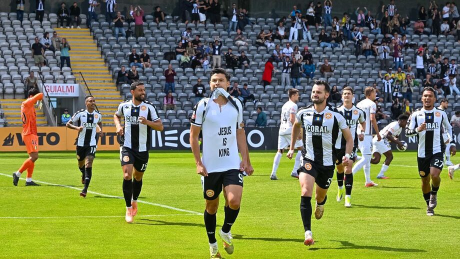 Chucho marcou de livre aos 2 minutos