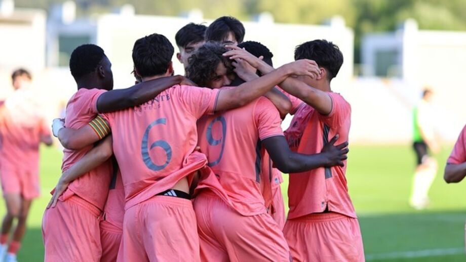 FC Porto goleia Famalicão por 5-1 e reforça liderança no campeonato.
