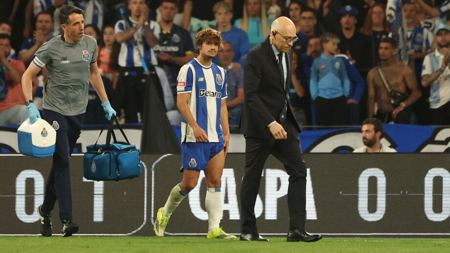 Rodrigo Mora sai de campo lesionado, acompanhado pelo médico do clube