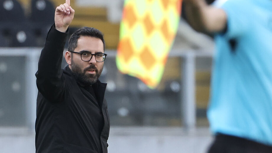 Gonçalo Feio na estreia pelo Tondela, após experiências na Polónia