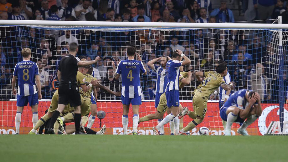 Jogadores do Famalicão fazem a festa ao cair do pano frente ao FC Porto