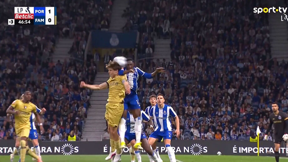 O lance entre Zaidu e Gustavo Sá no FC Porto-Famalicão